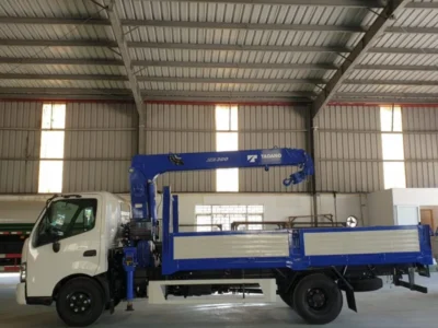Xe o to tai Hino gan cau 3 tan 4 dot 2