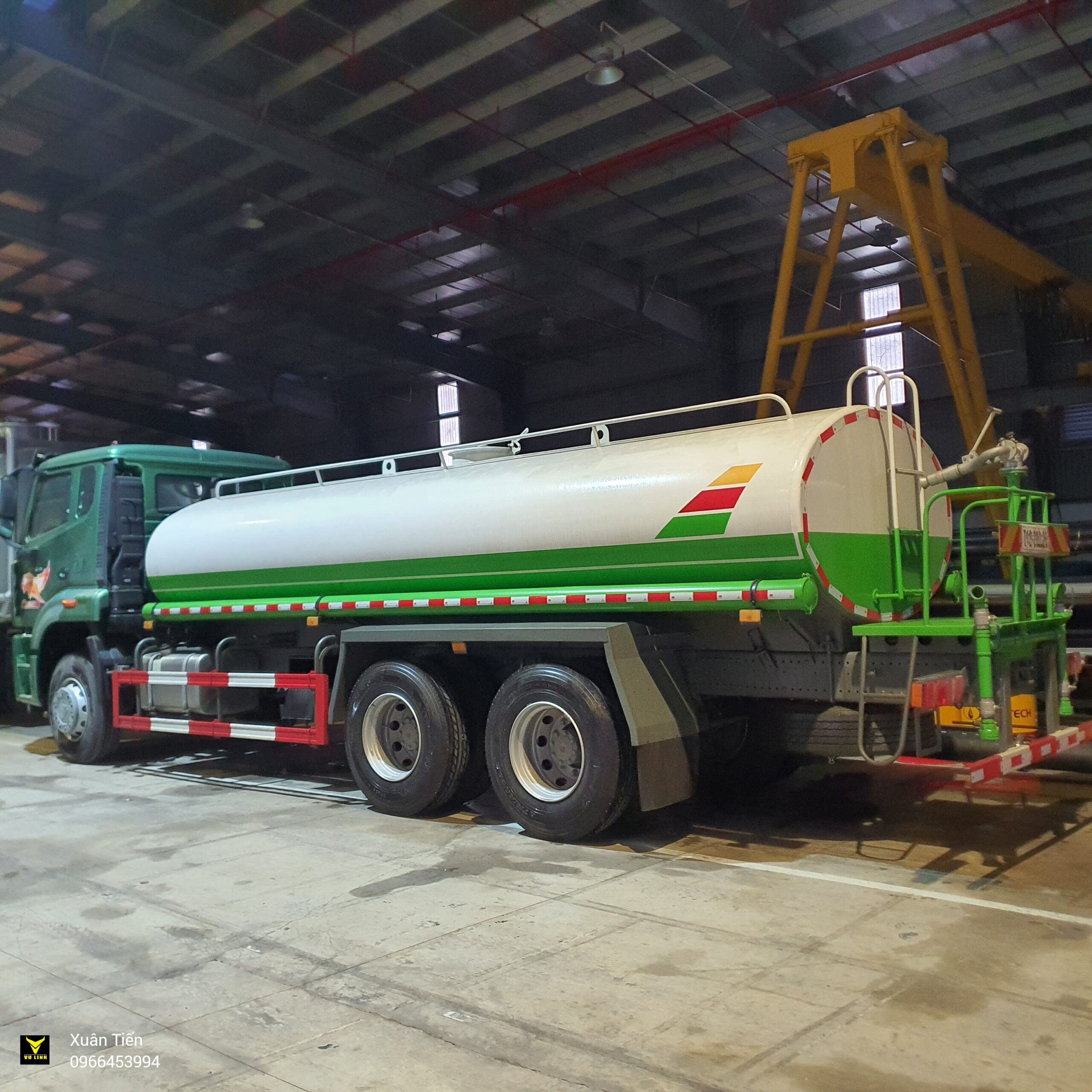 Xe phun nước rửa đường HOWO CNHTC 13 khối (2) Xe phun nuoc rua duong HOWO CNHTC 13 khoi 2 scaled