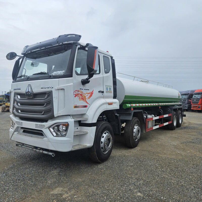 Xe phun nước rửa đường HOWO CNHTC 17 khối