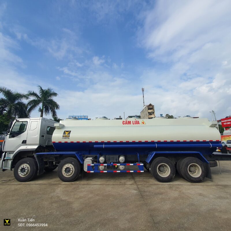 Xe Chenglong chở xăng dầu 22 khối