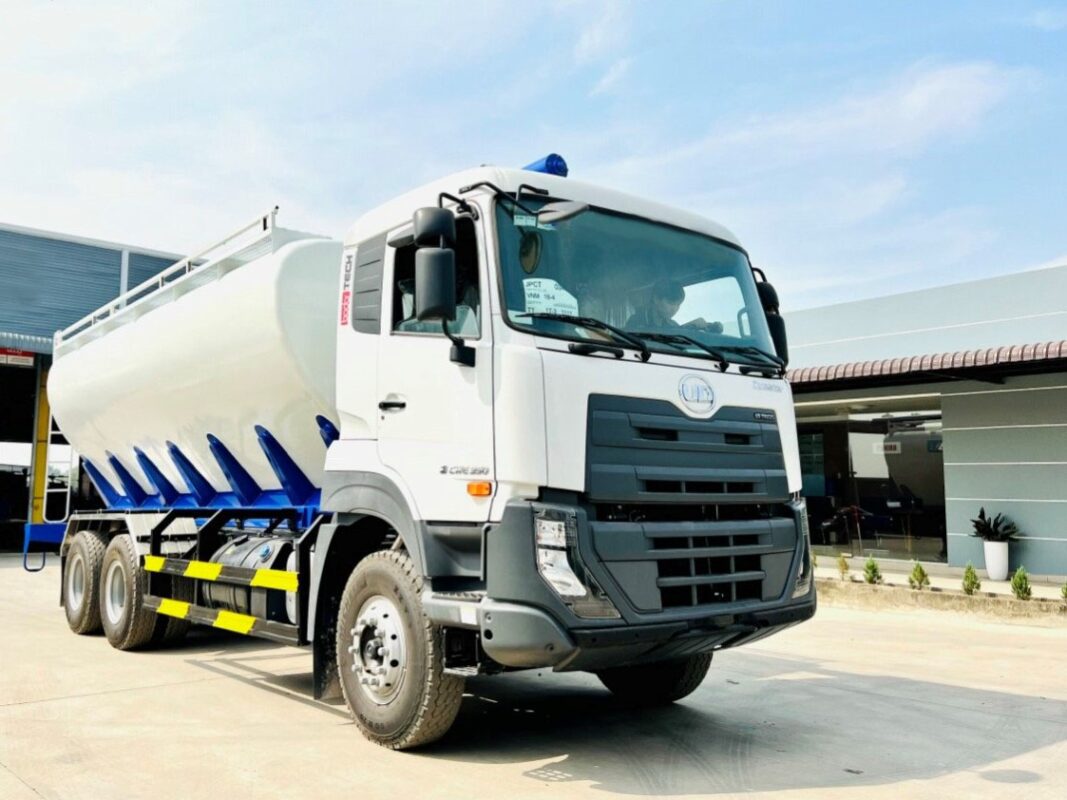 Xe UD Quester 6x4 Chở Cám 22 Khối