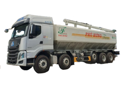 Xe Chenglong chở cám 32 khối